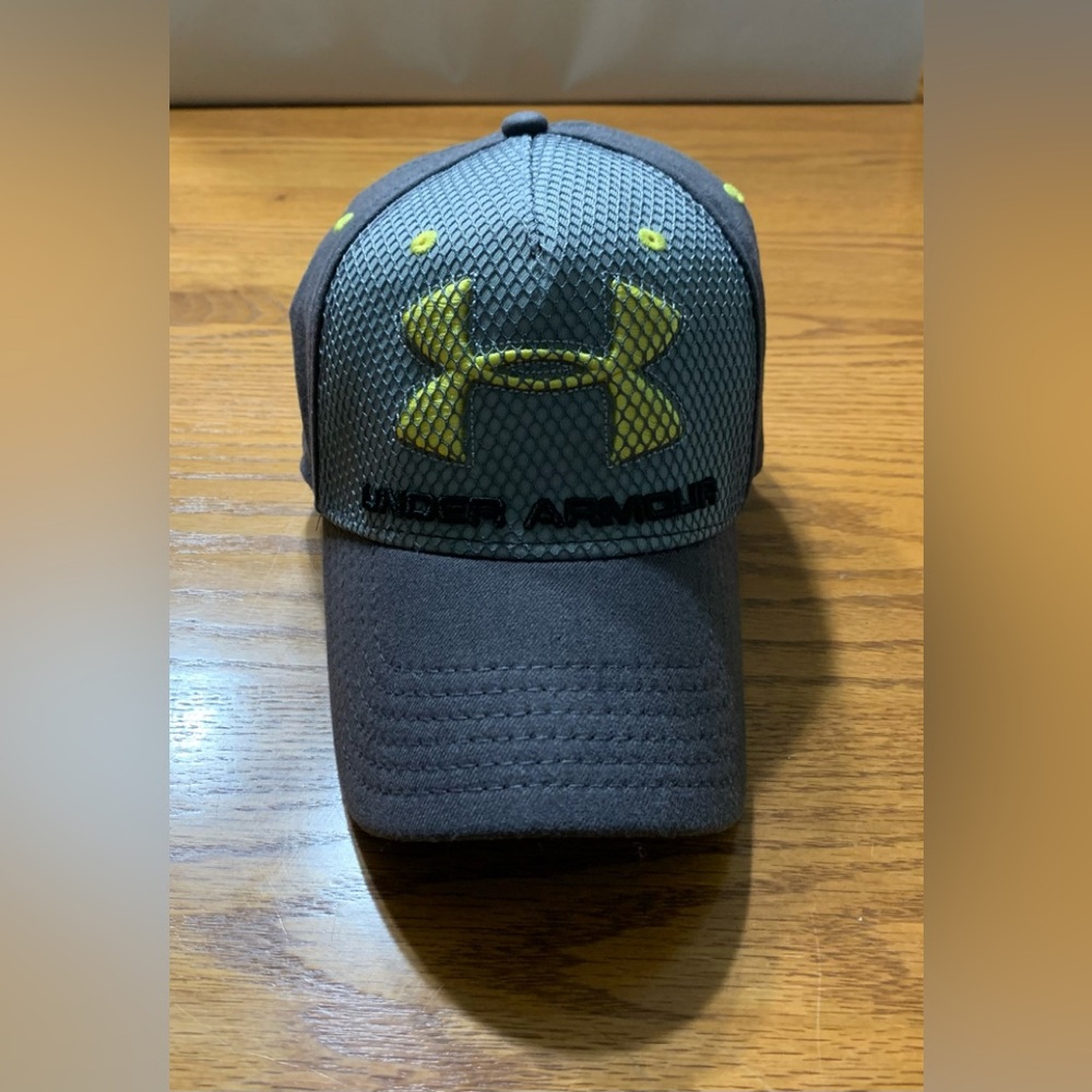 Under Armour ball cap in size M/L.